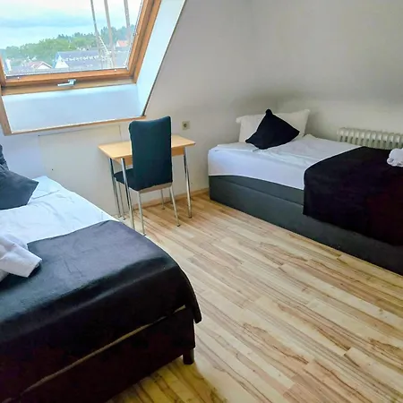 Penthouse Mit 4 Zimmern, 10 Betten, Bad, Wc, Kueche Und Terrasse Affittacamere Karlsbad